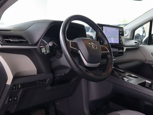 Used 2021 Toyota Sienna XLE image 16