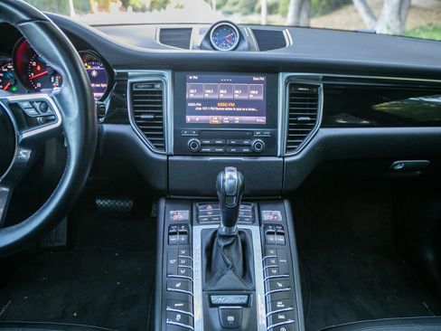 Used 2018 Porsche Macan Sport Edition image 21