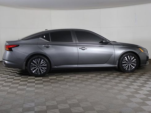 Used 2023 Nissan Altima 2.5 SV w/ SV Premium Package FWD image 19