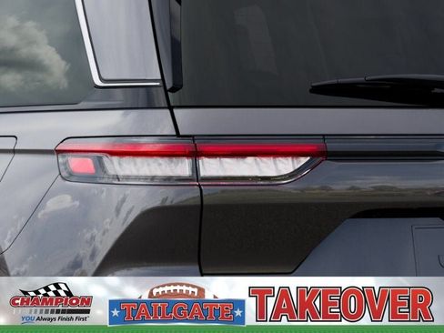 New 2026 Jeep Grand Cherokee Limited w/ Luxury Tech Group II AWD/4WD image 9