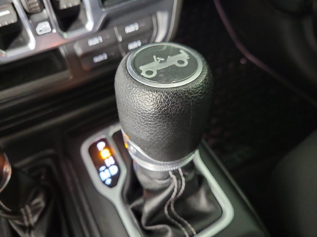 Used 2018 Jeep Wrangler Unlimited Sahara AWD/4WD image 27