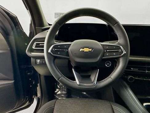 Used 2025 Chevrolet Traverse LT image 13