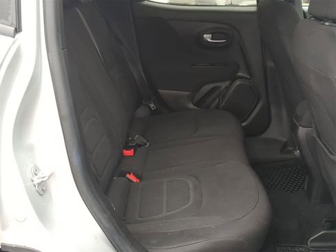 Used 2019 Jeep Renegade Latitude w/ Cold Weather Group image 27