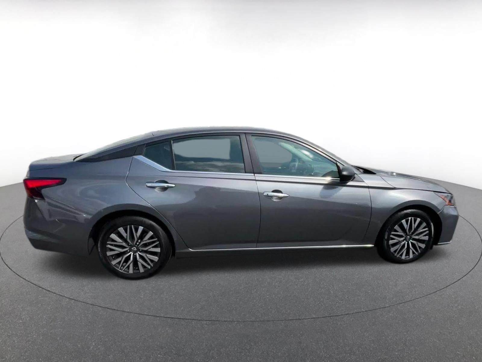 Used 2025 Nissan Altima 2.5 SV FWD image 15
