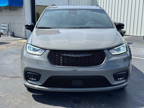 Used 2025 Chrysler Pacifica Limited FWD image 2