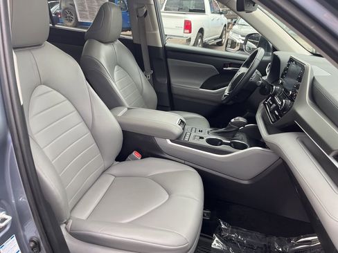 Used 2021 Toyota Highlander XLE AWD/4WD image 23