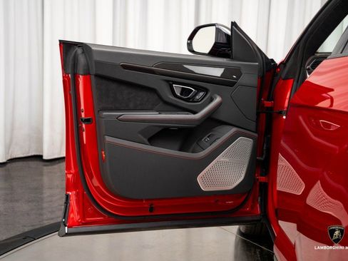 Used 2023 Lamborghini Urus S image 25