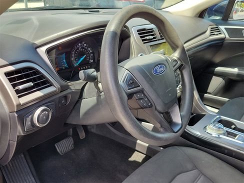 Used 2018 Ford Fusion SE w/ Fusion SE Technology Package image 10