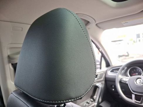 Used 2020 Volkswagen Tiguan SE w/ Panoramic Sunroof Package image 9