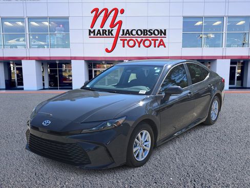 Used 2025 Toyota Camry LE w/ Convenience Package FWD image 1