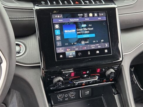 Used 2025 Jeep Grand Cherokee Altitude image 15