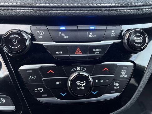 Used 2024 Chrysler Pacifica Select image 11