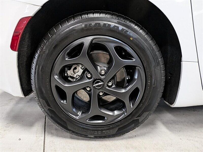 Used 2023 Chrysler Pacifica Limited w/ S Appearance Package FWD image 13