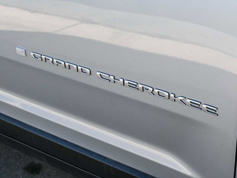 New 2025 Jeep Grand Cherokee Laredo image 11