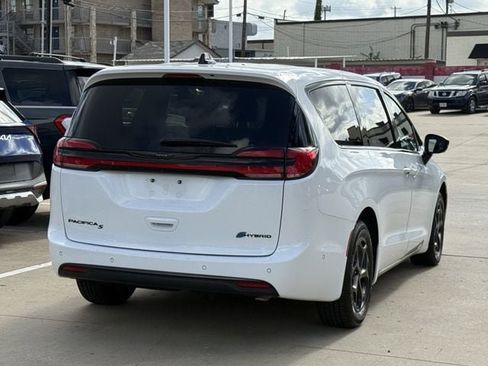 Used 2024 Chrysler Pacifica Limited FWD image 4