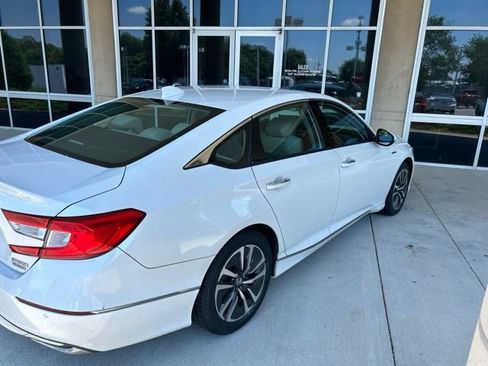Used 2020 Honda Accord Touring image 3