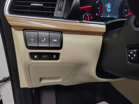 Used 2017 Kia Cadenza Premium FWD image 28