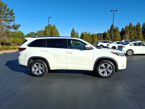 Used 2017 Toyota Highlander Limited image 2