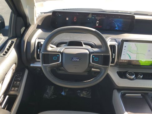 Certified 2025 Ford Expedition Active image 20