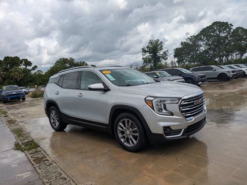 Used 2022 GMC Terrain SLT w/ Infotainment Package II FWD image 2