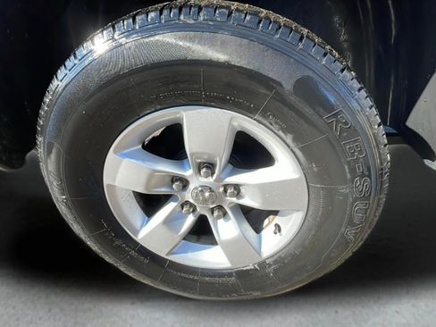 Used 2014 RAM 1500 4x4 Crew Cab w/ Exterior Appearance Group image 17