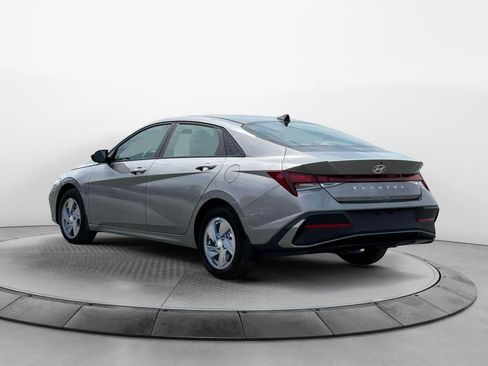 New 2025 Hyundai Elantra SE image 5