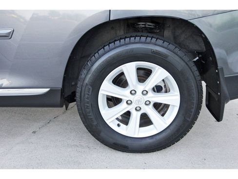 Used 2013 Toyota Highlander SE FWD image 32