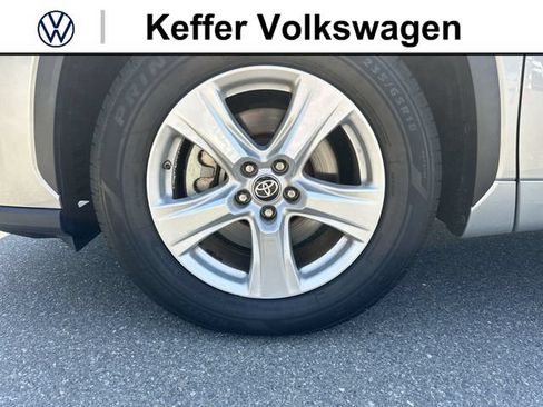 Used 2022 Toyota Highlander LE FWD image 11
