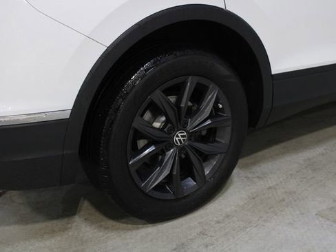 Used 2024 Volkswagen Tiguan SE w/ Panoramic Sunroof Package image 28