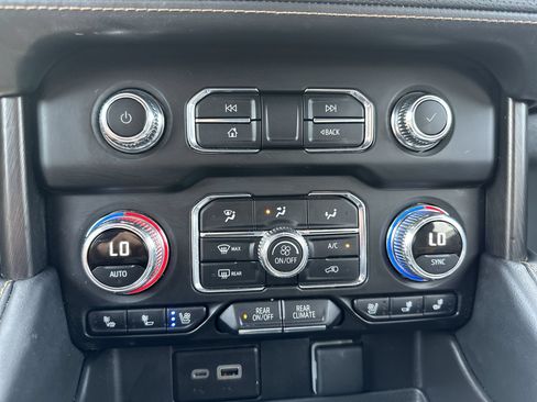 Used 2024 GMC Yukon AT4 w/ Technology Package AWD/4WD image 17