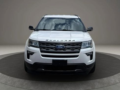 Used 2018 Ford Explorer XLT w/ Equipment Group 202A FWD image 2