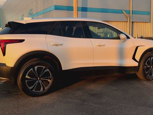 Certified 2024 Chevrolet Blazer EV LT image 2