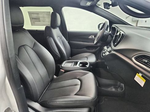 New 2027 Chrysler Pacifica LX FWD image 31