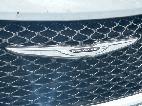 Used 2023 Chrysler Pacifica Touring-L FWD image 10
