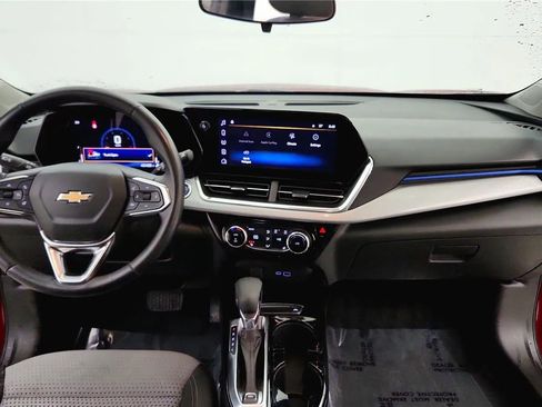 Used 2024 Chevrolet Trax LT w/ Sunroof Package image 35