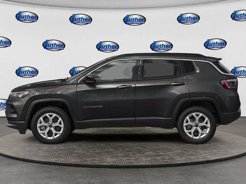 Used 2025 Jeep Compass Limited AWD/4WD image 3