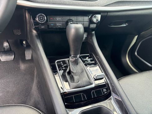 Used 2024 Jeep Compass Latitude image 25