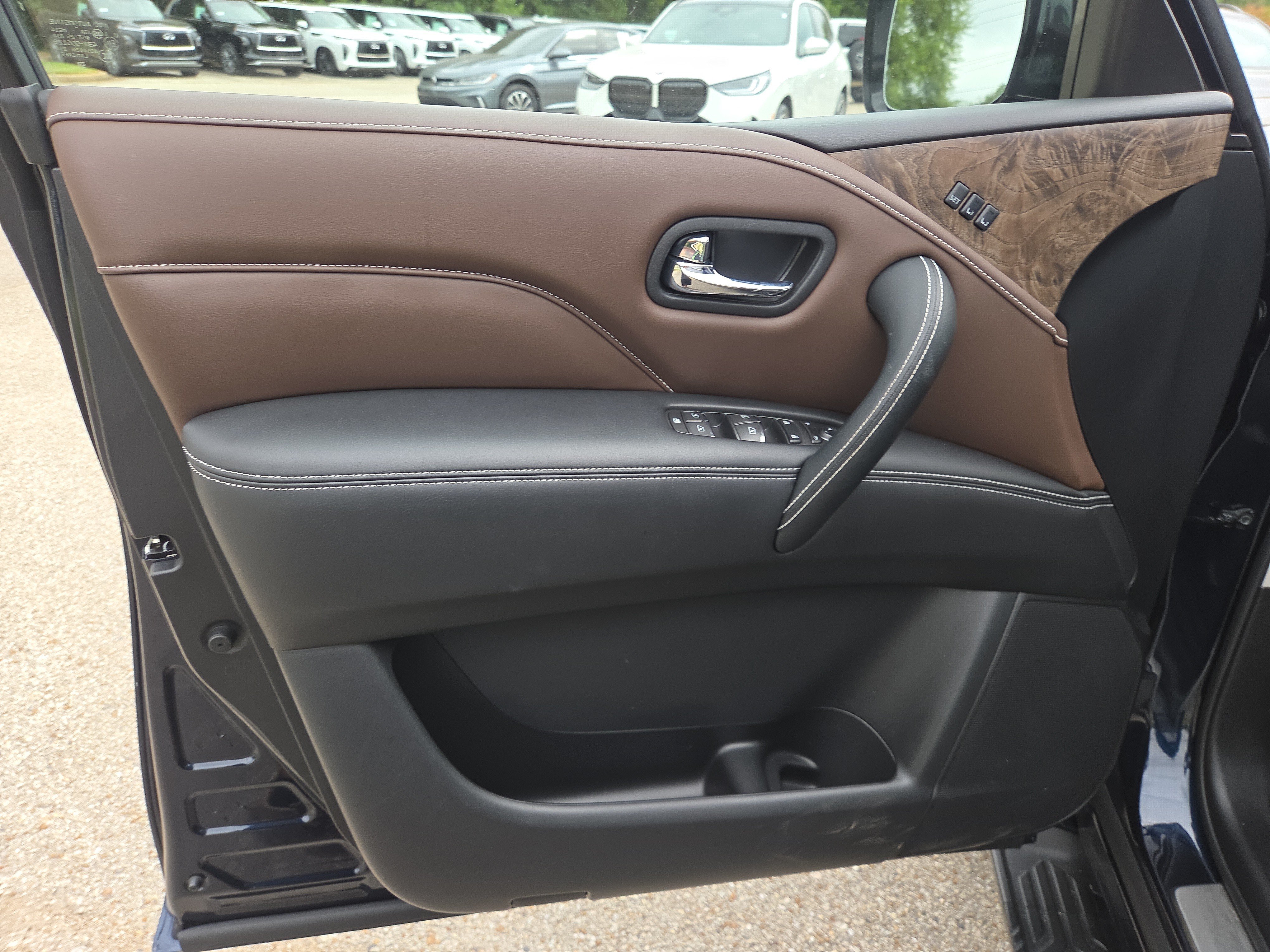 Used 2024 INFINITI QX80 Premium Select w/ Cargo Package AWD/4WD image 6