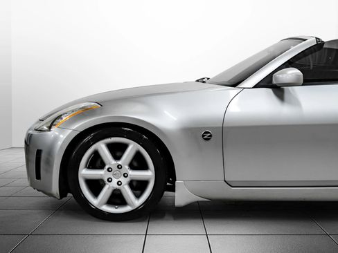 Used 2005 Nissan 350Z Touring RWD image 12