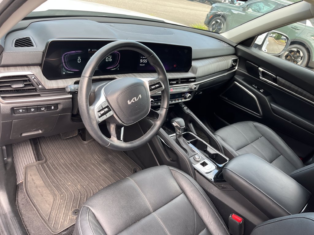 Used 2024 Kia Telluride EX w/ EX Captain's Chair Package FWD image 11