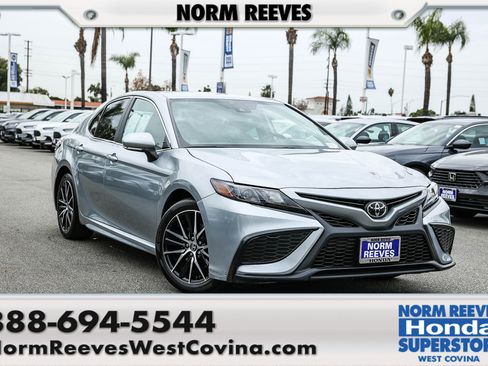 Used 2024 Toyota Camry SE image 1