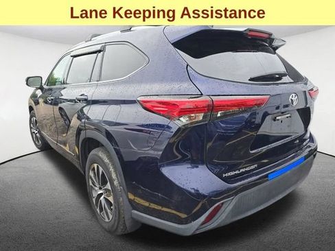 Used 2021 Toyota Highlander XLE AWD/4WD image 8