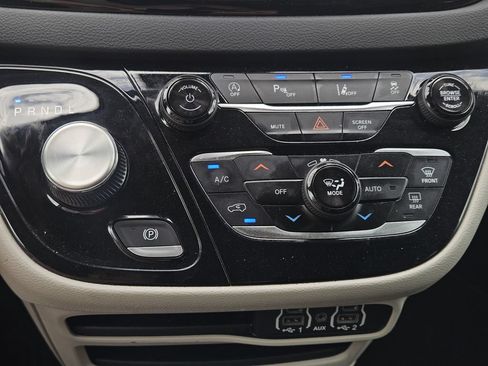 Used 2023 Chrysler Pacifica Touring-L FWD image 14