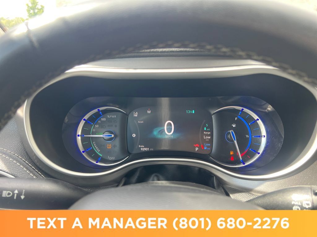 Used 2023 Chrysler Pacifica Touring-L FWD image 17