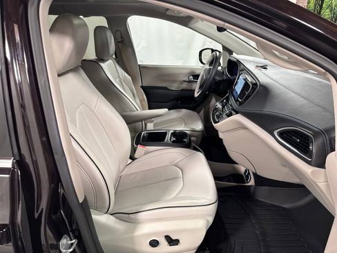 Used 2018 Chrysler Pacifica Limited w/ Advanced Safetytec Group FWD image 30