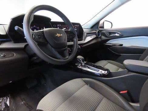 Used 2025 Chevrolet Trax LT FWD image 14