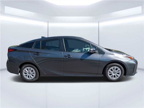 Used 2022 Toyota Prius LE FWD image 2