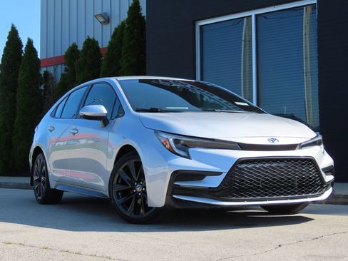 Used 2024 Toyota Corolla SE FWD image 2