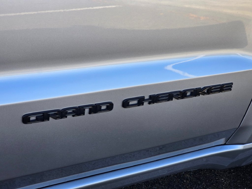Used 2019 Jeep Grand Cherokee Altitude AWD/4WD image 16
