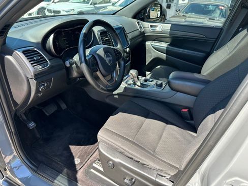 Used 2019 Jeep Grand Cherokee Laredo AWD/4WD image 11